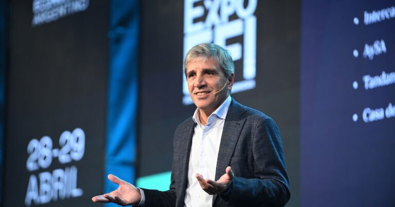 Cuántos dólares necesita Economía para afrontar vencimientos hasta 2027 ante la demanda cambiaria preelectoral 5 Cuántos dólares le faltan a Economía para cubrir los vencimientos hasta fin de 2027: la demanda cambiaria preelectoral es clave