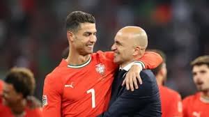 <html>
<head> <title>Portugal vs Uzbekistán: Pronóstico y Claves del Encuentro en el Mundial 2026</title>
</head>
<body> <h1>Portugal vs Uzbekistán: Pronóstico y Claves del Encuentro en el Mundial 2026</h1> <h2>Contexto del Partido</h2>
<p>El encuentro entre <strong>Portugal y Uzbekistán</strong> se perfila como uno de los más esperados del Mundial 2026. Con figuras como Cristiano Ronaldo buscando revancha tras un rendimiento irregular en partidos anteriores, la expectativa crece en torno a este enfrentamiento que promete ser emocionante.</p> <h2>Pronóstico de Apuestas</h2>
<p>Según <a href="https://www.tycsports.com/mundial/pronostico-de-portugal-vs-uzbekistan-quien-gana-segun-las-apuestas-id736761.html">TyC Sports</a>, las casas de apuestas ven a Portugal como el claro favorito. Las cuotas sugieren una victoria para el equipo europeo, aunque Uzbekistán ha demostrado ser un rival a tener en cuenta. El pronóstico se centra en el juego ofensivo de Portugal, pero la defensa de Uzbekistán puede sorprender.</p> <h2>Horario y Transmisión del Partido</h2>
<p>En cuanto a la programación, la cobertura del partido estará disponible en varios medios. Según <a href="https://www.pagina12.com.ar/2026/06/23/mundial-2026-a-que-hora-juegan-portugal-vs-uzbekistan-donde-verlo-y-posibles-formaciones/">Página 12</a>, el partido se jugará en un horario que facilitará el seguimiento para los fanáticos argentinos. Asegurate de consultar el horario exacto y los canales de transmisión para no perderte ningún detalle.</p> <h2>Expectativas y Claves del Encuentro</h2>
<p>La figura de Cristiano Ronaldo será clave para el desempeño de Portugal. Tras recibir críticas por su último partido, como menciona <a href="https://www.ole.com.ar/mundial/mundial-2026/cristiano-ronaldo-portugal-congo-uzbekistan-mundial-2026_0_1WeNXfFKLW.html">Olé</a>, el delantero buscará demostrar su calidad ante Uzbekistán. El rendimiento del equipo dependerá de su capacidad para mantener la presión ofensiva y de la solidez de su defensa.</p> <h2>Conclusión</h2>
<p>El pronóstico para el partido <strong>Portugal vs Uzbekistán</strong> se inclina a favor del equipo europeo, pero no se puede subestimar a un rival que ha demostrado ser competitivo. Las apuestas y las expectativas están altas, y será fundamental seguir de cerca los movimientos de ambos equipos para entender cómo se desarrollará este emocionante encuentro.</p> </body>
</html> 4 portugal vs uzbekistan pronostico
