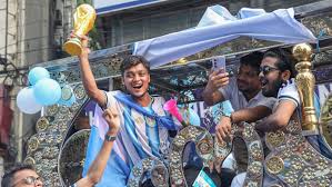 <html>
<head> <title>Bangladesh: Un Sorprendente Aliado de Argentina en la Copa del Mundo</title> <meta name="description" content="Descubre por qué Bangladesh respalda a Argentina en la Copa del Mundo, con una mirada a la pasión futbolera que une a estos dos países.">
</head>
<body> <h1>Bangladesh: Un Sorprendente Aliado de Argentina en la Copa del Mundo</h1> <p>En un giro sorprendente de los acontecimientos, Bangladesh ha mostrado un fuerte apoyo a Argentina en la Copa del Mundo. Este respaldo ha generado interés a nivel internacional, destacándose en diversos medios.</p> <h2>Celebraciones y Momentos Épicos</h2> <p>Recientemente, una toma aérea de Bangladesh celebrando un gol de Messi se volvió viral, capturando la emoción y la alegría de los aficionados. Esta imagen icónica refleja cómo el fútbol trasciende fronteras y une a personas de diferentes culturas.</p> <h2>Aficionados Argentinos en Dhaka</h2> <p>En Dhaka, la capital de Bangladesh, los aficionados argentinos se reúnen para seguir el desempeño de su equipo en la Copa Mundial de la FIFA 2026. Estos encuentros destacan el fervor y la dedicación de los hinchas, creando un ambiente festivo que rezuma pasión futbolera.</p> <h2>Impacto de la Relación Internacional</h2> <p>Este vínculo entre Bangladesh y Argentina no solo resalta el amor por el fútbol, sino que también refleja una relación internacional fortalecida por eventos deportivos. A medida que avanza el torneo, se espera que más momentos memorables reúnan a estos dos países en torno a la pasión del deporte rey.</p>
</body>
</html> 3 bangladesh