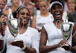 <html>
<head> <title>Wimbledon 2023: Serena y Venus Williams vuelven a las canchas en Argentina</title> <meta name="description" content="Descubre las últimas tendencias sobre Wimbledon, incluyendo la participación de Serena y Venus Williams y críticas sobre su regreso al tenis.">
</head>
<body> <h2>Serena y Venus Williams se reúnen en Wimbledon</h2>
<strong>Las hermanas Williams, icónicas figuras del tenis, han decidido jugar juntas en dobles en Wimbledon, sumando una impresionante edad combinada de 90 años.</strong> Este acontecimiento ha generado gran expectativa entre los fanáticos del deporte y ha sido cubierto ampliamente en diversas plataformas, destacando su relevancia en el torneo. <h2>Victoria de Serena en hierba</h2>
<strong>En un emocionante encuentro, Serena Williams logró vencer a Chwalinska en la superficie de hierba, demostrando que a pesar de su edad, sigue siendo una competidora formidable.</strong> Este partido es un claro indicio de que la tenista estadounidense no se rinde fácilmente y sigue dando pelea en las canchas. <h2>Críticas a la participación de Serena en Wimbledon</h2>
<strong>Sin embargo, no todo ha sido positivo para Serena. Un insider del tenis ha calificado su regreso a Wimbledon, a los 44 años, como un "truco publicitario".</strong> Esta opinión ha generado un debate sobre la validez de su participación en el torneo y el impacto que tiene en su legado. </body>
</html> 3 wimbledon