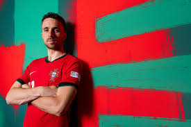 <html>
<head> <title>El Impacto de Diogo Jota en el Mundial 2026: Homenajes y Recuerdos</title> <meta name="description" content="Descubre cómo el legado de Diogo Jota se vive en el Mundial 2026 con homenajes y el uso de pulseras por parte de la selección de Portugal." />
</head>
<body> <h1>El Impacto de Diogo Jota en el Mundial 2026: Homenajes y Recuerdos</h1>
<p><strong>La selección de Portugal se encuentra en medio de un fervoroso camino hacia la gloria en la Copa del Mundo 2026, y el espíritu de Diogo Jota está presente en cada paso que dan.</strong> La trágica muerte del futbolista ha dejado una huella imborrable en sus compañeros, quienes buscan honrar su memoria con actuaciones destacadas en el torneo.</p> <h2>Pulseras en homenaje a Diogo Jota</h2>
<p><strong>Todos los jugadores portugueses han decidido usar una pulsera especial en señal de respeto y recuerdo hacia Jota.</strong> Esta acción no solo simboliza la unidad del equipo, sino que también resalta el impacto que tuvo Jota en el fútbol y en la vida de sus compañeros.</p> <h2>Recordando a Diogo Jota</h2>
<p>El futbolista, conocido por su destreza en el campo, fue un pilar fundamental para el equipo nacional. Su repentina partida ha llevado a los aficionados y a sus seres queridos a reflexionar sobre su legado. <strong>Diogo Jota es recordado no solo por sus habilidades, sino por el espíritu competitivo que aportó al fútbol.</strong></p> <h2>La búsqueda de la gloria mundial</h2>
<p>Con el objetivo de alzar la copa, Portugal se esfuerza por avanzar en el torneo, llevando consigo la memoria de Diogo Jota. <strong>Cada partido se convierte en una oportunidad para rendir homenaje y mostrar que su legado vivirá siempre en el corazón de la selección.</strong></p> </body>
</html> 1 diogo jota.png