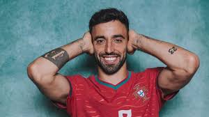 <html>
<head> <title>Bruno Fernandes: Carrera, Familia y Vida Personal del Futbolista Portugués</title>
</head>
<body> <h1>Bruno Fernandes: Carrera, Familia y Vida Personal del Futbolista Portugués</h1> <h2>¿Quién es Bruno Fernandes?</h2> <p>Bruno Fernandes es un destacado futbolista portugués, reconocido por su habilidad en el campo y su capacidad para marcar la diferencia en los partidos. Juega como mediocampista y es una figura clave en su club y en la selección nacional de Portugal.</p> <h2>La vida familiar de Bruno Fernandes</h2> <p>En el ámbito personal, Bruno Fernandes está casado con Ana Pinho, una mujer que ha estado a su lado desde sus inicios en el fútbol profesional. Ana ha sido un pilar fundamental en la vida de Bruno, apoyándolo en cada paso de su carrera.</p> <h2>Ana Pinho: la esposa de Bruno Fernandes</h2> <p>Ana Pinho es conocida no solo por su relación con el futbolista, sino también por su propio carácter y dedicación a su familia. Juntos, han construido una hermosa familia y tienen varios hijos que son el centro de su mundo.</p> <h2>Bruno Fernandes y su compromiso con la familia</h2> <p>El futbolista no solo brilla en el campo, sino que también se ha mostrado como un padre cariñoso y dedicado. Fernandes comparte momentos entrañables con sus hijos, lo que demuestra su compromiso no solo con su carrera, sino también con su vida familiar.</p> <h2>Conclusión</h2> <p>Bruno Fernandes es un ejemplo de éxito tanto en el fútbol como en su vida personal. Con el apoyo de su esposa Ana Pinho, el futbolista continúa cosechando logros en su carrera, mientras cultiva una familia feliz y unida.</p>
</body>
</html> 6 bruno fernandes