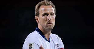 <html>
<head> <title>La camiseta única de Harry Kane en el Mundial: Razones y detalles</title> <meta name="description" content="Descubre por qué Harry Kane lleva una camiseta diferente a la de sus compañeros de Inglaterra en el Mundial y otros detalles interesantes.">
</head>
<body> <h2>Harry Kane y su camiseta diferente en el Mundial</h2>
<p><strong>Harry Kane</strong>, el destacado delantero de Inglaterra, ha sido objeto de atención durante el Mundial debido a su decisión de usar una camiseta diferente a la de sus compañeros. Esta situación ha generado muchas preguntas entre los aficionados y expertos del fútbol.</p> <h2>La razón detrás de la camiseta diferente de Harry Kane</h2>
<p>En el partido contra Croacia, <strong>Harry Kane</strong> llevó una camiseta que solo otros dos jugadores del Mundial pueden utilizar. Esta elección no es solo una cuestión de estilo, sino que tiene implicaciones significativas en el contexto del torneo.</p> <h2>Más de 18 jugadores con camisetas diferentes en el Mundial</h2>
<p>En el mismo encuentro, se reportó que <strong>18 jugadores de Inglaterra</strong> también tuvieron que utilizar camisetas distintas a las de sus compañeros. Este detalle resalta la complejidad del reglamento del Mundial y las decisiones estratégicas que los equipos deben tomar en el camino hacia la gloria.</p> </body>
</html> 2 harry kane