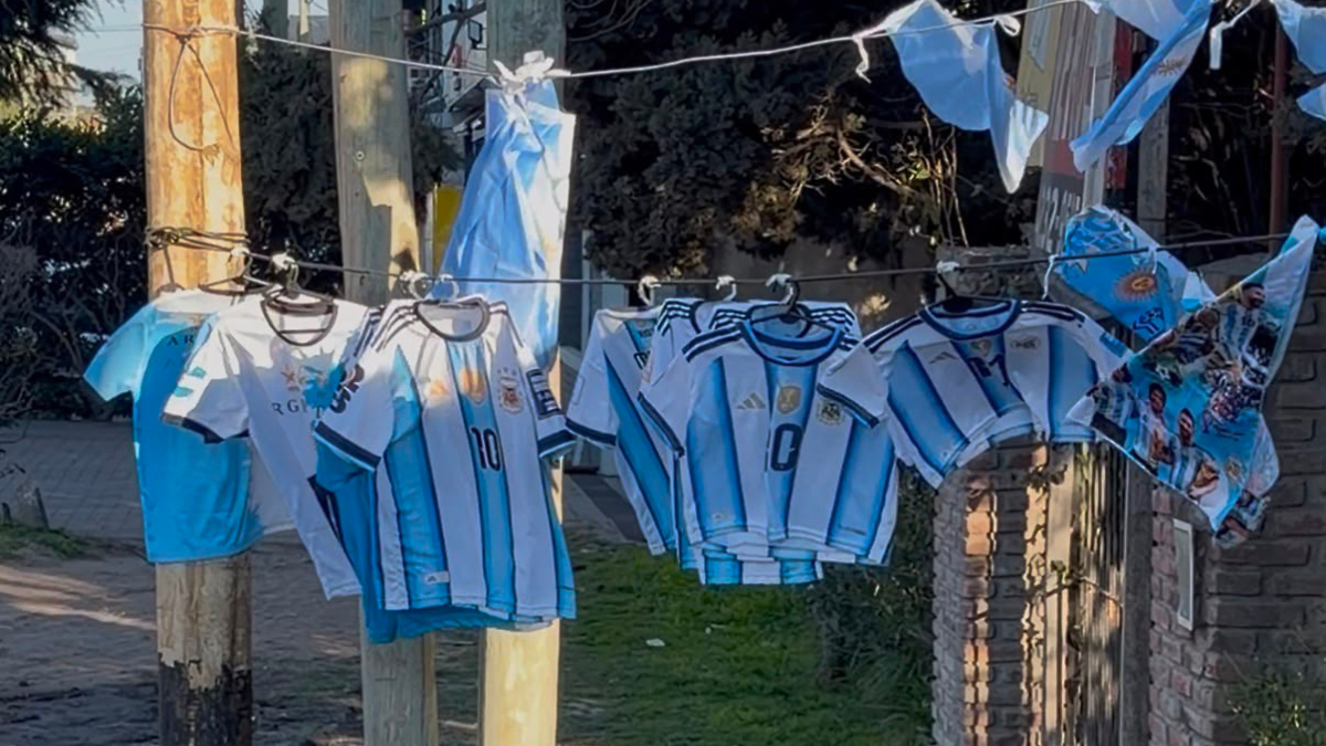La changa de los vendedores de camisetas de Argentina en Canning: "Ahora por suerte la gente sale" 1 La changa de los vendedores de camisetas de Argentina en Canning: