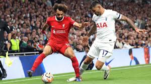 <html>
<head> <title>Cuti Romero: Análisis de su Desempeño en la Premier League</title> <meta name="description" content="Análisis de la actuación de Cuti Romero en la Premier League, su desempeño frente a Salah y su amistad con Lisandro Martínez.">
</head>
<body> <h1>Cuti Romero: Análisis de su Desempeño en la Premier League</h1>
<p>En el marco de la Premier League, <strong>Cuti Romero</strong> ha demostrado ser un pilar fundamental en la defensa argentina, enfrentándose a grandes figuras como Mohamed Salah. En un reciente encuentro, la actuación de Romero y su compañero Lisandro Martínez fue clave, destacándose por su solidez defensiva y capacidad de anticipación.</p> <h2>La Amistad que Fortalece la Defensa</h2>
<p>La dupla entre <strong>Cuti Romero</strong> y Lisandro Martínez no solo es efectiva en el campo, sino que también se basa en una sólida amistad. Este vínculo personal se traduce en una comunicación fluida durante los partidos, lo que les permite coordinarse mejor ante las amenazas de delanteros rivales como Salah.</p> <h2>Rituales y Creencias en la Selección Argentina</h2>
<p>En un contexto más amplio, la selección argentina ha encontrado en rituales como el de la "banda del palo santo" un elemento que, según sus integrantes, ha contribuido al éxito del equipo en torneos recientes. Aunque no directamente relacionado a <strong>Cuti Romero</strong>, estos aspectos culturales reflejan la unión y la motivación del plantel.</p> <h2>Expectativas Futuras para Cuti Romero</h2>
<p>Con la mirada puesta en los próximos encuentros, todos los ojos estarán sobre <strong>Cuti Romero</strong> y su desempeño en la Premier League. Su capacidad para adaptarse y superar desafíos será crucial para el futuro del equipo, tanto a nivel de clubes como en la selección nacional.</p> </body>
</html> 7 cuti romero