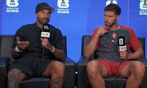<html>
<head> <title>Noticias Recientes del Mundial 2026: Cruces, Partidos y Arbitraje Argentino</title> <meta name="description" content="Entérate de las últimas novedades del Mundial 2026, incluyendo el cruce entre Quaresma y Rubén Dias, el partido de Argentina contra Egipto y la designación de un árbitro argentino.">
</head>
<body> <h1>Noticias Recientes del Mundial 2026: Cruces, Partidos y Arbitraje Argentino</h1>
<h2>Tenso cruce entre Quaresma y Rubén Dias tras la eliminación de Portugal</h2>
<p>En un intercambio cargado de tensión, Quaresma y Rubén Dias han expresado su descontento por la actuación de la selección portuguesa en el Mundial. "Han sido muy, muy débiles en este Mundial", afirmó Quaresma, evidenciando la frustración de los jugadores tras la sorpresiva eliminación del equipo. Este cruce refleja la desilusión que reina tras una participación que no estuvo a la altura de las expectativas.</p> <h2>Argentina se enfrenta a Egipto en el Mundial 2026</h2>
<p>Hoy, la selección argentina se medirá ante Egipto en un partido crucial para sus aspiraciones en el Mundial 2026. Se espera un encuentro emocionante que promete mantener a los fanáticos al borde de sus asientos. Si Argentina pierde, sus posibilidades de avanzar se verían drásticamente reducidas. Los hinchas pueden seguir el minuto a minuto del partido a través de las plataformas de TN y otras transmisiones en vivo.</p> <h2>Un árbitro argentino para el duelo entre Francia y Marruecos</h2>
<p>En una destacada noticia para el arbitraje argentino, un árbitro nacional ha sido designado para dirigir el partido entre Francia y Marruecos en los cuartos de final del Mundial. Esta elección resalta la confianza en la calidad del arbitraje argentino a nivel internacional, y se espera que el árbitro cumpla con un papel crucial en este encuentro decisivo.</p> </body>
</html> 3 marca