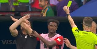 <html>
<head> <title>Hossam Hassan: Críticas y reacciones tras la derrota de Egipto ante Argentina</title>
</head>
<body> <h1>Hossam Hassan: Críticas y reacciones tras la derrota de Egipto ante Argentina</h1> <h2>Hossam Hassan y su reacción a la derrota ante Argentina</h2> <p>En un encuentro marcado por la tensión, el técnico de Egipto, Hossam Hassan, se pronunció tras la agónica derrota de su equipo frente a la Selección Argentina. Su gesto de cruzar los brazos durante el partido ha generado diversas interpretaciones, que van desde la frustración hasta una crítica al arbitraje.</p> <h2>El plantel egipcio y las acusaciones al árbitro</h2> <p>Después del partido, el plantel de Egipto no tardó en expresar su descontento. Hossam Hassan, junto a sus jugadores, acusó al árbitro de haber favorecido a la Argentina, sosteniendo que "el Mundial está amañado". Estas declaraciones han desatado un debate sobre la imparcialidad en el torneo.</p> <h2>Las explosivas declaraciones de Hossam Hassan</h2> <p>En una conferencia de prensa, Hossam Hassan afirmó que algunos sectores están interesados en mantener a Lionel Messi en la competición "por marketing". Según el entrenador, esta situación afecta la equidad deportiva y la imagen del Mundial. </p> <strong>Las palabras de Hossam Hassan reflejan la frustración de un equipo que esperaba un mejor desempeño en el torneo.</strong> La controversia generada por sus declaraciones ha tomado relevancia en los medios deportivos, donde se discute la influencia del marketing en el rendimiento de los jugadores. <h2>La mirada hacia el futuro</h2> <p>A medida que avanza el Mundial, las declaraciones de Hossam Hassan seguirán siendo un tema de conversación, tanto dentro como fuera de la cancha. La situación de Egipto y su entrenador se torna cada vez más complicada, y el próximo partido será crucial para sus aspiraciones en el torneo.</p>
</body>
</html> 4 hossam hassan