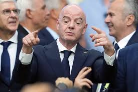 <h1>Infantino y Trump: Posturas Enfrentadas en el Contexto del Mundial</h1> 2 presidente de la fifa