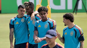 <html>
<head> <title>Nico Williams regresa para el decisivo partido de cuartos contra Bélgica</title>
</head>
<body> <h1>Nico Williams regresa para el decisivo partido de cuartos contra Bélgica</h1> <p><strong>Buenas noticias para la selección española de fútbol:</strong> Nico Williams ha sido declarado apto para participar en el crucial partido de cuartos de final del Mundial 2026 contra Bélgica. Su regreso se suma a un plantel que busca seguir avanzando en el torneo y que, sin dudas, se verá fortalecido con su presencia en la cancha.</p> <h2>La importancia de Nico Williams en el equipo</h2> <p>El joven delantero ha demostrado ser un jugador clave en la ofensiva de España, aportando velocidad y creatividad en sus ataques. <strong>Su habilidad para desmarcarse y generar opciones de gol lo convierte en un recurso invaluable para el entrenador.</strong> Con su regreso, las expectativas aumentan entre los aficionados y analistas que siguen de cerca el desempeño del equipo en este Mundial.</p> <h2>El contexto del partido contra Bélgica</h2> <p>España se prepara para enfrentar a un rival potente como Bélgica, que también llega con un plantel sólido y lleno de talento. La inclusión de Nico Williams puede marcar la diferencia en un encuentro tan decisivo. <strong>Los hinchas están ansiosos por ver cómo se desenvuelve el delantero en este partido clave.</strong></p> <h2>Expectativas y proyecciones para el futuro</h2> <p>A medida que avanza el torneo, las expectativas sobre el rendimiento de Nico Williams y su impacto en el juego aumentan. Los seguidores de la selección española esperan que su talento y dedicación sean determinantes para alcanzar la victoria en este Mundial 2026.</p>
</body>
</html> 2 nico williams