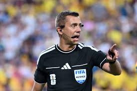 <html>
<head>
<title>Noruega vs Inglaterra: Arbitraje y Expectativas en el Mundial 2026</title>
</head>
<body> <h1>Noruega vs Inglaterra: Arbitraje y Expectativas en el Mundial 2026</h1> <h2>¿Quién es Clement Turpin, el árbitro del partido?</h2>
<p>El próximo encuentro en la <strong>Norway vs England World Cup 2026</strong> contará con la dirección del árbitro francés Clement Turpin. Este profesional ha sido parte de importantes competiciones internacionales, lo que le aporta experiencia y reconocimiento en el ámbito del fútbol. Su designación ha generado expectativas entre los aficionados, quienes esperan una actuación justa y equitativa.</p> <h2>Críticas a la actuación del árbitro</h2>
<p>El desempeño de Turpin ya ha sido objeto de controversia. Thomas Tuchel, reconocido entrenador, lo calificó de "absolutamente terrible" después de un reciente partido. Estas declaraciones reflejan la presión que enfrenta el árbitro en momentos decisivos como el <strong>Norway vs England World Cup 2026</strong>, donde cada decisión puede influir en el resultado final.</p> <h2>El equipo arbitral y la diversidad</h2>
<p>Además de Turpin, parte del equipo arbitral que supervisará el <strong>Norway vs England World Cup 2026</strong> incluye a una representación de Emiratos Árabes Unidos. Esta inclusión resalta la diversidad en la gestión de partidos de alto nivel, lo que enriquece la experiencia del torneo y promueve un enfoque global en el deporte.</p> </body>
</html> 3 norway vs england world cup 2026