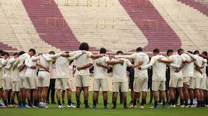 <html>
<head> <title>Universitario vs Millonarios: Últimas Noticias y Transmisiones del Amistoso</title>
</head>
<body> <h2>Universitario enfrenta baja inesperada antes del amistoso con Millonarios</h2>
<p>En un giro inesperado, Universitario ha sufrido una baja importante de último momento. El equipo no podrá contar con uno de sus jugadores clave en el duelo amistoso contra Millonarios. Esta noticia ha causado preocupación entre los hinchas, quienes esperaban ver a su equipo completo en la cancha.</p> <h2>Cómo seguir el partido entre Millonarios y Universitario</h2>
<p>El esperado enfrentamiento entre Millonarios y Universitario se llevará a cabo hoy. Para aquellos que no quieran perderse la acción, hay varias opciones disponibles para seguir el partido. Se podrá ver la transmisión EN VIVO a través de diferentes plataformas de TV y streaming. No te lo pierdas, ya que promete ser un encuentro emocionante.</p> <h2>La prueba de fuego para Universitario</h2>
<p>Este amistoso representa una importante oportunidad para Universitario, que busca afinar su juego de cara a los próximos desafíos. Los jugadores deberán mantenerse firmes y demostrar su capacidad, a pesar de la ausencia de su compañero. La afición espera que el equipo muestre su mejor versión frente a un rival de peso como Millonarios.</p> </body>
</html> 6 universitario - millonarios