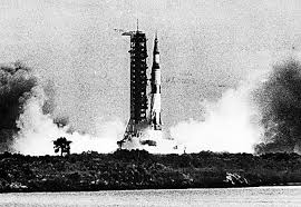 <html>
<head> <title>Novedades de la NASA: Avances en Exploración Espacial y Clima Astronómico</title> <meta name="description" content="Descubre las últimas novedades sobre la NASA, incluyendo misiones históricas y pronósticos astronómicos.">
</head>
<body> <h1>Novedades de la NASA: Avances en Exploración Espacial y Clima Astronómico</h1> <h2>La NASA y su Legado en la Exploración Espacial</h2> <p>La <strong>NASA</strong> ha sido pionera en la exploración del espacio desde su creación, logrando avances significativos que han cambiado nuestra comprensión del universo. Uno de los hitos más destacados fue la misión del Apollo 11, que marcó un antes y un después en la historia de la humanidad al llevar a los primeros hombres a la Luna.</p> <h2>Apollo 11: Un Viaje Histórico</h2> <p>El Apollo 11, lanzado el 16 de julio de 1969, representa un momento crucial en la historia de la <strong>NASA</strong>. Esta misión no solo demostró la capacidad tecnológica de los Estados Unidos, sino que también inspiró a generaciones enteras a soñar con la exploración espacial. Neil Armstrong y Buzz Aldrin se convirtieron en los primeros seres humanos en caminar sobre la superficie lunar, dejando una huella imborrable en el imaginario colectivo.</p> <h2>Pronóstico Astronómico y Clima Espacial</h2> <p>Además de sus misiones históricas, la <strong>NASA</strong> también se dedica a estudiar el clima y la meteorología espacial. Con el avance de la tecnología, se están desarrollando nuevos modelos de pronóstico que permiten a los científicos anticipar fenómenos climáticos tanto en la Tierra como en otros planetas.</p> <h2>Conclusiones sobre la Importancia de la NASA</h2> <p>La <strong>NASA</strong> sigue siendo un referente en la investigación y exploración espacial, contribuyendo al avance del conocimiento y la tecnología. Su legado perdura a través de cada misión y descubrimiento, y su impacto se siente en múltiples disciplinas científicas.</p>
</body>
</html> 7 nasa