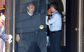 <html>
<head> <title>Martín Menem: Impacto y Controversias en la Política Argentina</title> <meta name="description" content="Últimas novedades sobre Martín Menem, su influencia en la política y las decisiones de los líderes actuales en Argentina.">
</head>
<body> <h2>La polémica de Martín Menem en la política actual</h2>
<p>En medio de un escenario político en constante cambio, <strong>Martín Menem se ha convertido en un tema de debate crucial</strong>. Recientemente, Javier Milei ha generado revuelo al expresar su descontento con la familia Menem, cuestionando la relevancia de ciertos candidatos relacionados con ellos y afirmando: "Basta de darle fama a cachivaches que no conocen a Hayek". Este comentario deja entrever la tensión que existe en el panorama político, donde las figuras tradicionales enfrentan un nuevo contexto.</p> <h2>La crisis en La Rioja y el rol de Martín Menem</h2>
<p>La situación económica en La Rioja también ha puesto a Martín Menem en el centro de la escena. La provincia, que enfrenta serios problemas financieros, ha optado por pagar los aumentos salariales con bonos, lo que ha intensificado la crisis. La falta de recursos ha llevado a muchos a cuestionar la administración actual, y las decisiones políticas de figuras como Menem son analizadas minuciosamente por la población y los medios.</p> <h2>Quintela y la crítica a Martín Menem</h2>
<p>En un giro inesperado, el gobernador Ricardo Quintela ha revivido la figura de "Chacho" para abordar la crisis actual, señalando a Martín Menem como responsable de la asfixia financiera que atraviesa la provincia. Esta acusación resalta la complejidad del panorama político y económico, donde las estrategias de comunicación y los discursos son cruciales para captar la atención del electorado.</p> </body>
</html> 5 martín menem