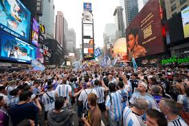 <html>
<head> <title>Últimas Noticias de Argentina - La Nación</title> <meta name="description" content="Descubre las últimas noticias y eventos destacados en Argentina según La Nación. Mantente informado sobre los acontecimientos más relevantes.">
</head>
<body> <h1>Últimas Noticias de Argentina</h1> <h2>Fiesta Argentina en Times Square: Un Banderazo Histórico</h2> <p>Un centenar de argentinos se congregó en Times Square, Nueva York, para celebrar un banderazo que se convirtió en una verdadera fiesta popular. Este evento sin precedentes desbordó las calles, mostrando el fervor y la pasión de los hinchas argentinos. La convocatoria, que sorprendió a muchos, reunió a compatriotas que vivieron una jornada llena de emoción y fervor futbolístico.</p> <h2>Multitudinario Banderazo Previo a la Final del Mundial</h2> <p>En una espectacular demostración de unidad y alegría, la comunidad argentina en Nueva York organizó un banderazo multitudinario justo antes de la final del Mundial. Times Square vibró al ritmo de cánticos y banderas, haciendo eco de la pasión que identifica a los argentinos en todo el mundo. Este evento no solo fue un homenaje al deporte, sino también una celebración de la cultura argentina.</p> <h2>Desafíos Legales para Cristina Kirchner</h2> <p>La Corte Suprema enfrentó un importante revés tras la decisión de la Cámara de Casación, que limitó las posibilidades de apelación de Cristina Kirchner en el caso de la condena por Vialidad. Este fallo deja a la expresidenta en una situación complicada, a medida que se acercan momentos decisivos en su proceso judicial. El impacto de esta decisión podría resonar en la política argentina en los próximos meses.</p> <p>Para más información sobre estos temas y otros acontecimientos destacados, visita <a href="https://www.lanacion.com.ar" target="_blank">La Nación</a>.</p>
</body>
</html> 4 la nacion