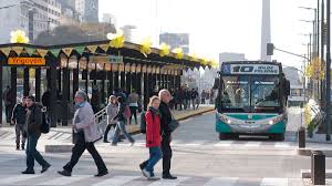 <html>
<head> <title>Afectación de los Servicios de Transporte en el AMBA por la Final del Mundial 2026</title> <meta name="description" content="Conocé cómo afectará la final del Mundial 2026 a los servicios de transporte público en el AMBA.">
</head>
<body> <h2>Transporte Público en el AMBA durante la Final del Mundial</h2>
<p>La final del Mundial 2026 entre Argentina y España promete ser un acontecimiento inolvidable, pero también tendrá un impacto significativo en el <strong>transporte</strong> público del Área Metropolitana de Buenos Aires (AMBA). Infobae informa que se implementarán cambios en el funcionamiento habitual de los servicios para asegurar la seguridad y comodidad de los hinchas.</p> <h2>Suspensión de Colectivos por el Evento Deportivo</h2>
<p>LM Neuquén destaca que, debido a la masiva afluencia de público, los colectivos no prestarán servicio este domingo. Desde qué hora comenzará esta suspensión será fundamental para que los usuarios planeen su viaje y eviten inconvenientes.</p> <h2>Incidentes y Suspensión del Servicio</h2>
<p>Por otro lado, La Nueva Provincia reporta que, tras los incidentes ocurridos el miércoles anterior, se decidió suspender el servicio de colectivos durante el partido. Esta medida busca prevenir situaciones de riesgo y gestionar de mejor manera la circulación en la zona.</p> <p>Para más detalles sobre el <strong>transporte</strong> público y sus modificaciones durante la final del Mundial, mantenete informado a través de los medios oficiales y planificá tu viaje con antelación.</p> </body>
</html> 1 transporte.png