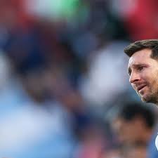 <html>
<head> <title>Messi, el Mundial y las Celebraciones en España: Análisis de Tendencias</title> <meta name="description" content="Las últimas tendencias de búsqueda destacan la situación de Messi en el Mundial y las celebraciones en España."> <meta keywords="Messi, Mundial, tendencias, Argentina, fútbol, celebraciones, The Athletic">
</head>
<body> <h1>Messi, el Mundial y las Celebraciones en España: Análisis de Tendencias</h1> <h2>Messi y su adiós soñado frustrado en la final del Mundial</h2>
<p>La reciente final del Mundial ha dejado a los hinchas argentinos con un sabor agridulce. <strong>Messi, considerado uno de los mejores futbolistas de todos los tiempos, se ha visto privado de un cierre soñado en su carrera internacional</strong>. El equipo argentino no logró cumplir con las expectativas en un partido lleno de emociones y tensiones.</p>
<p>Según reportes de <a href="https://www.batimes.com.ar/news/sports/messi-denied-dream-farewell-as-argentina-disappoint-in-world-cup-final.phtml">Buenos Aires Times</a>, la caída de Argentina en esta instancia crucial ha generado un intenso debate entre los fanáticos, quienes esperaban despedir a su capitán con una victoria en la competencia más importante del fútbol.</p> <h2>Método versus locura en la final del Mundial</h2>
<p>La final del Mundial también ha sido analizada desde una perspectiva táctica. <strong>El artículo de The New Yorker resalta cómo el enfoque metódico de algunos equipos puede superar la imprevisibilidad del juego</strong>.</p>
<p>Los expertos en fútbol discuten la importancia de la estrategia y la planificación en el desarrollo de los partidos, especialmente en momentos críticos como una final mundialista.</p> <h2>Celebraciones masivas en Madrid bajo el calor extremo</h2>
<p>Mientras tanto, en España, miles de aficionados se unieron a las celebraciones tras la victoria de su selección. <strong>Las calles de Madrid se colmaron de hinchas que, a pesar de las altas temperaturas de 34 grados, festejaron con alegría</strong>.</p>
<p>La cobertura de <a href="https://www.theguardian.com/football/2026/jul/20/spain-world-cup-celebration-madrid">The Guardian</a> destaca la euforia que desató el triunfo de la selección española, un momento que quedará grabado en la memoria colectiva del país.</p> </body>
</html> 6 the athletic