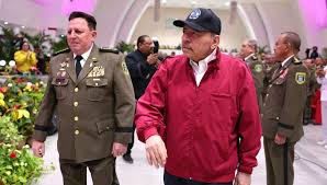 <html>
<head> <title>Últimas Noticias sobre Daniel Ortega y la Crisis Política en Nicaragua</title> <meta name="description" content="Últimas noticias sobre Daniel Ortega y la situación política en Nicaragua.">
</head>
<body> <h1>Últimas Noticias sobre Daniel Ortega y la Crisis Política en Nicaragua</h1>
<h2>Daniel Ortega declara el fin de la alternancia en Nicaragua</h2>
<p>En un reciente discurso, <strong>Daniel Ortega afirmó que en Nicaragua no habrá más elecciones</strong>, marcando así un giro drástico en la política del país. Esta declaración ha generado una fuerte repercusión tanto a nivel nacional como internacional, al consolidar el control del régimen sandinista sobre el futuro político de Nicaragua.</p> <h2>El régimen sandinista y la oposición</h2>
<p>El líder nicaragüense <strong>descartó la posibilidad de convocar elecciones</strong>, argumentando que esto evitaría un eventual triunfo de la oposición. Esta postura ha sido criticada por diversos sectores, que consideran que limita las oportunidades democráticas y restringe la libertad de expresión en el país. La comunidad internacional se muestra cada vez más preocupada por la situación política en Nicaragua.</p> <h2>Reacciones desde Costa Rica</h2>
<p>En medio de este contexto, Costa Rica ha manifestado su <strong>profunda preocupación por el cierre de espacios cívicos en Nicaragua</strong>. Las autoridades costarricenses han expresado su inquietud ante la falta de garantías para la oposición y el debilitamiento de la democracia, lo que refuerza la tensión en la región y pone de manifiesto la necesidad de un diálogo político constructivo.</p> </body>
</html> 6 daniel ortega