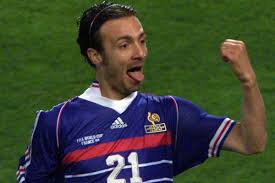 <html>
<head> <title>Paraguay vs Francia: Todo lo que debes saber sobre el Mundial 2026</title> <meta name="description" content="Descubrí las últimas novedades sobre Paraguay y Francia en el Mundial 2026, incluyendo predicciones, tácticas y análisis de jugadores." />
</head>
<body> <h1>Paraguay vs Francia: Todo lo que debes saber sobre el Mundial 2026</h1> <h2>Predicción de Christophe Dugarry para el Mundial 2026</h2> <p>El exfutbolista francés Christophe Dugarry ha hecho una <strong>dura predicción</strong> sobre el enfrentamiento entre Paraguay y Francia en los octavos de final del Mundial 2026. Según Dugarry, los guaraníes deberán prepararse para un partido complicado, donde la experiencia del seleccionado francés podría marcar la diferencia. Este análisis se vuelve crucial para entender cómo Paraguay deberá enfrentar a uno de los favoritos del torneo.</p> <h2>Tácticas de Troglio para enfrentar a Francia</h2> <p>El DT de Paraguay, Pedro Troglio, está analizando la mejor forma de <strong>detener a Francia</strong>, inspirándose en la estrategia que utilizó Argentina en el Mundial de Qatar. En este sentido, Troglio considera que una defensa sólida y un juego rápido en transiciones son clave para sorprender a los franceses. Esta estrategia podría ser la clave para que Paraguay logre avanzar en el torneo.</p> <h2>La alegría de Barcola en el campo de juego</h2> <p>En una reciente entrevista, el joven jugador Barcola expresó su felicidad al jugar en el Mundial. “Disfrutamos tanto que jugamos como en el barrio”, declaró, resaltando el espíritu competitivo y la camaradería que reina en el plantel. Esta mentalidad positiva puede ser un factor importante para el rendimiento del equipo paraguayo en el crucial partido contra Francia.</p>
</body>
</html> 6 paraguay francia