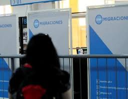 <html>
<head>
<title>Anulación del DNU sobre Ciudadanía Argentina por la Justicia</title>
<meta name="description" content="La Justicia anuló el DNU de Javier Milei que otorgaba a Migraciones la facultad de conceder la ciudadanía argentina. Conocé los detalles de la decisión judicial.">
</head>
<body> <h1>Anulación del DNU sobre Ciudadanía Argentina por la Justicia</h1>
<p>La reciente decisión de la Justicia ha generado un impacto significativo en la política migratoria del país. El DNU de Javier Milei, que otorgaba a Migraciones la autoridad para conceder la <strong>ciudadanía argentina</strong>, ha sido declarado nulo.</p> <h2>Detalles de la Anulación</h2>
<p>Según informan medios como Clarin, La Nación e Infobae, la Cámara Electoral fue la encargada de llevar a cabo esta anulación. Este movimiento se produce en un contexto donde las facultades de otorgar ciudadanía eran centralizadas en Migraciones, lo que despertó preocupaciones sobre la transparencia y los procedimientos involucrados.</p> <h2>Repercusiones de la Medida</h2>
<p>La decisión judicial no solo afecta el proceso de obtención de ciudadanía, sino que también reaviva el debate sobre la política migratoria del país. Con el DNU fuera de juego, se espera que el proceso de otorgamiento de la ciudadanía vuelva a su estado anterior, donde se aplican criterios más estrictos y se busca garantizar un manejo más equilibrado de la migración.</p> <h2>Próximos Pasos</h2>
<p>Con la anulación del DNU, el gobierno deberá revaluar su postura sobre la <strong>ciudadanía argentina</strong> y considerar nuevas estrategias que se alineen con las normativas vigentes. Este tema sigue siendo de interés para muchos ciudadanos y potenciales migrantes que buscan establecerse en el país.</p> </body>
</html> 1 dnu ciudadania argentina.png