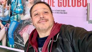 <html>
<head> <title>Claudio Fernández: Un ícono del teatro argentino y su legado cultural</title>
</head>
<body> <h1>Claudio Fernández: Un ícono del teatro argentino y su legado cultural</h1>
<p><strong>El mundo del teatro argentino se encuentra de luto tras la partida de Claudio Fernández, un destacado actor y jurado reconocido por su aporte a la cultura.</strong> A los 53 años, Fernández dejó una huella imborrable en las artes escénicas, siendo un referente tanto en la actuación como en la dirección teatral.</p> <h2>El impacto de su carrera en el teatro</h2>
<p>Con una trayectoria que abarcó diversas facetas del arte dramático, <strong>Claudio Fernández fue un pilar fundamental en la gestión cultural de nuestro país.</strong> Su pasión por el teatro lo llevó a ser parte de importantes producciones, donde su talento y dedicación resonaron entre el público y sus colegas.</p> <h2>Reacciones ante su fallecimiento</h2>
<p>La noticia de su fallecimiento ha generado una profunda conmoción en la comunidad artística. <strong>Los medios de comunicación y sus colegas han expresado su dolor y admiración por el legado que deja.</strong> Desde Infobae hasta TN y la Asociación Argentina de Actores, todos coinciden en que su partida representa una gran pérdida para el teatro argentino.</p> <h2>Un homenaje a un grande</h2>
<p>Claudio Fernández no solo fue un actor talentoso, sino también un director visionario. Su compromiso con el teatro y su capacidad para transmitir emociones en el escenario lo convirtieron en una figura querida y respetada. <strong>Su legado perdurará en cada obra y en cada actuación que inspiró a futuras generaciones de artistas.</strong></p> </body>
</html> 4 claudio fernández actor