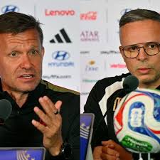 <html>
<head> <title>Canadá vs Marruecos: Claves del Enfrentamiento en los Octavos del Mundial 2026</title> <meta name="description" content="Descubre los detalles del emocionante enfrentamiento entre Canadá y Marruecos en los octavos de final del Mundial 2026. Conoce lo que dicen los entrenadores y cómo ver el partido en vivo.">
</head>
<body> <h1>Canadá vs Marruecos: Claves del Enfrentamiento en los Octavos del Mundial 2026</h1> <h2>Canadá y Marruecos: Un Choque de Estilos en los Octavos de Final</h2> <p>En el marco de los octavos de final del Mundial 2026, el enfrentamiento entre <strong>Canadá vs Marruecos</strong> promete ser uno de los más emocionantes. Ambos equipos han demostrado su calidad a lo largo del torneo y la expectativa crece en torno a este crucial partido.</p> <h2>Las Declaraciones de los Técnicos</h2> <p>Los entrenadores de ambos equipos no escatimaron en elogios hacia sus rivales. El director técnico de Marruecos, Ouahbi, resaltó que se trata del duelo "más importante" para su selección, mientras que su par canadiense también destacó la fortaleza del equipo africano. Las palabras de los técnicos reflejan la tensión y el respeto mutuo que existe entre las selecciones.</p> <h2>Cómo Ver el Partido en Vivo</h2> <p>Los fanáticos tendrán varias opciones para disfrutar del partido <strong>Canadá vs Marruecos</strong>. TyC Sports anunció que transmitirá el evento tanto por televisión como de manera online, asegurando que nadie se quede fuera de esta importante cita futbolística.</p> <h2>Expectativas del Encuentro</h2> <p>La expectativa es alta, ya que ambos equipos buscan avanzar a la siguiente ronda del torneo. Mientras que Canadá ha mostrado un juego sólido, Marruecos llega con una estrategia bien definida, lo que promete un encuentro repleto de sorpresas y emoción para los espectadores.</p>
</body>
</html> 2 canada vs marruecos