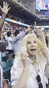 <html>
<head> <title>Susana Giménez y Marley Celebran la Clasificación de Argentina al Mundial</title>
</head>
<body> <h1>Susana Giménez y Marley Celebran la Clasificación de Argentina al Mundial</h1>
<p><strong>Susana Giménez</strong>, la icónica conductora argentina, no pudo contener su emoción al celebrar la clasificación de la Selección Argentina. Junto a Marley, su compañero de aventuras, compartieron un divertido momento que rápidamente se volvió viral en las redes sociales. Ambos mostraron su alegría de manera efusiva, demostrando que el amor por la celeste y blanca no tiene límites.</p> <h2>El Grito de Susana Giménez tras el Gol de Messi</h2>
<p>En un evento reciente en Miami, <strong>Susana Giménez</strong> se unió a la fiesta futbolera al celebrar un gol de Lionel Messi, el astro argentino. Con su característico entusiasmo, cerró el festejo diciendo: “¡Por favoooor!”, una frase que resonó entre sus seguidores y que refleja la pasión que siente por su país y su selección.</p> <h2>El Impacto Viral de Susana Giménez en las Redes Sociales</h2>
<p>Las reacciones de <strong>Susana Giménez</strong> y Marley ante el triunfo de la Selección Argentina han captado la atención de miles. Las imágenes y videos de su festejo se han compartido ampliamente, reafirmando el poder de la figura de Susana en el mundo del espectáculo y en el deporte. Este tipo de momentos no solo consolidan su conexión con el público, sino que también realzan su imagen como un símbolo de alegría y celebración en el ámbito nacional.</p> </body>
</html> 7 susana gimenez