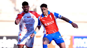 <html>
<head> <title>U. Católica vs. Copiapó: Fecha, Hora y Estado de los Equipos en la Copa Chile 2026</title> <meta name="description" content="Todo lo que necesitas saber sobre el partido entre Universidad Católica y Deportes Copiapó por la Copa Chile 2026.">
</head>
<body> <h1>U. Católica vs. Copiapó: Fecha, Hora y Estado de los Equipos en la Copa Chile 2026</h1>
<p><strong>El enfrentamiento entre Universidad Católica y Deportes Copiapó se llevará a cabo el próximo 5 de julio de 2026.</strong> Este partido es parte de la Copa Chile y genera gran expectativa entre los aficionados de ambos equipos.</p> <h2>¿Cuándo y dónde se juega?</h2>
<p>El choque está programado para las 20:30 horas en el Estadio San Carlos de Apoquindo. <strong>Los hinchas de la UC están ansiosos por ver a su equipo en acción, especialmente luego de la reciente incorporación de Martín Gómez.</strong></p> <h2>Estado de los Equipos: Lesiones y Bajas</h2>
<p>En las últimas horas, se han reportado varias bajas en el plantel de Universidad Católica. <strong>Giani lidera la lista de lesionados, lo que podría afectar el rendimiento del equipo en el partido contra Copiapó.</strong> La situación genera preocupación entre los seguidores, que esperan un desempeño sólido a pesar de las adversidades.</p> <h2>Expectativas para el Partido</h2>
<p>Con la alineación todavía en discusión, los hinchas tienen grandes expectativas sobre el once inicial que presentará la UC. <strong>Se espera que el equipo logre una victoria que los acerque a los objetivos del torneo.</strong></p> </body>
</html> 4 u. católica - copiapó