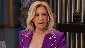 <html>
<head> <title>Susana Roccasalvo critica abiertamente a Jesica Cirio en 'La Noche de Mirtha'</title> <meta name="description" content="Susana Roccasalvo ofrece una opinión contundente sobre el escándalo que involucra a Jesica Cirio en 'La Noche de Mirtha'.">
</head>
<body> <h1>Susana Roccasalvo critica abiertamente a Jesica Cirio en 'La Noche de Mirtha'</h1> <p>En un reciente episodio de 'La Noche de Mirtha', <strong>Susana Roccasalvo no dudó en expresar su postura sobre el escándalo que rodea a Jesica Cirio</strong>. La conductora, conocida por su estilo directo, analizó la situación con un enfoque crítico.</p> <h2>Críticas duras y sin filtro</h2> <p>Durante la emisión, Roccasalvo lanzó duras críticas hacia Cirio, afirmando que “siempre fue inmensamente ambiciosa”. Esta declaración ha generado un gran revuelo en las redes sociales y ha llevado a muchos a cuestionar la ética en el mundo del espectáculo.</p> <h2>La reflexión de Roccasalvo sobre las ambiciones en el medio</h2> <p>Además de su crítica puntual, <strong>Susana Roccasalvo ofreció una reflexión profunda sobre la ambición en el ámbito del entretenimiento</strong>. Su análisis invita a la audiencia a replantearse los valores y comportamientos que predominan en la industria. La conductora se posiciona como una voz crítica en un entorno donde las controversias son moneda corriente.</p> <h2>Conclusiones sobre el impacto mediático</h2> <p>Las declaraciones de Susana Roccasalvo han capturado la atención de muchos, destacando su capacidad para abordar temas candentes con honestidad. Su postura no solo refleja su personalidad, sino también un cambio en la forma en que se perciben las relaciones en el mundo del espectáculo.</p> </body>
</html> 2 susana roccasalvo